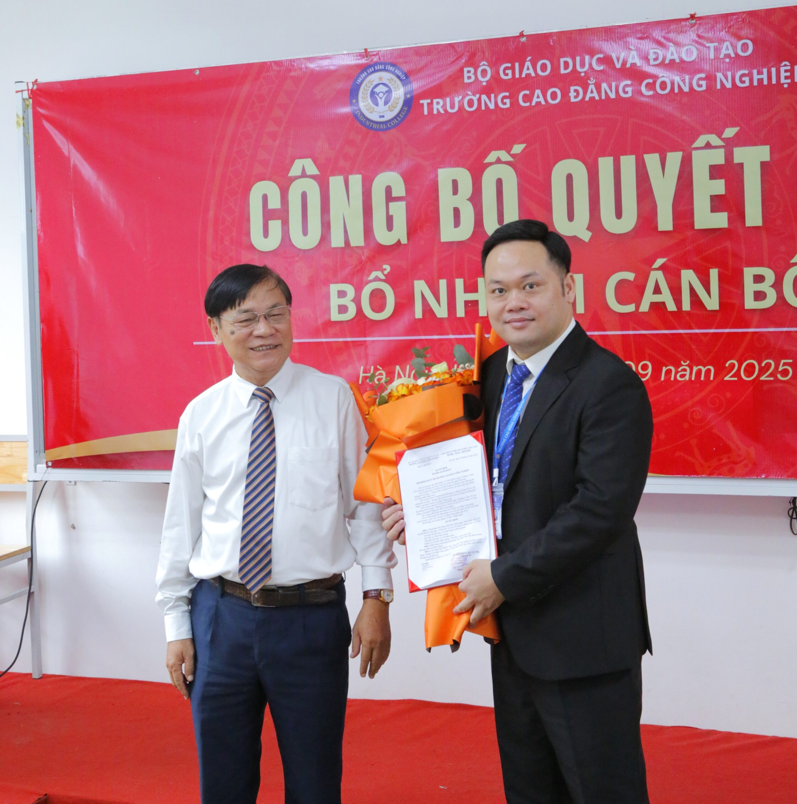 Ban lãnh đạo tặng hoa thầy Phó hiệu trưởng - Phạm Đình Huy