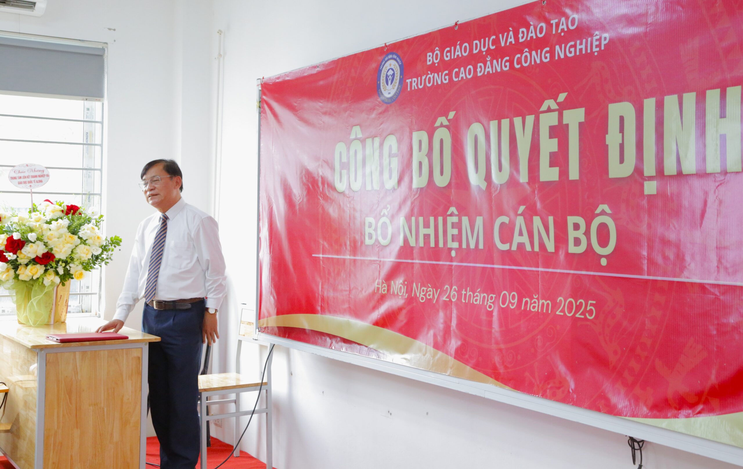 Thầy Nguyễn Cảnh Chính - Hiệu trưởng Nhà trường phát biểu tại buổi lễ