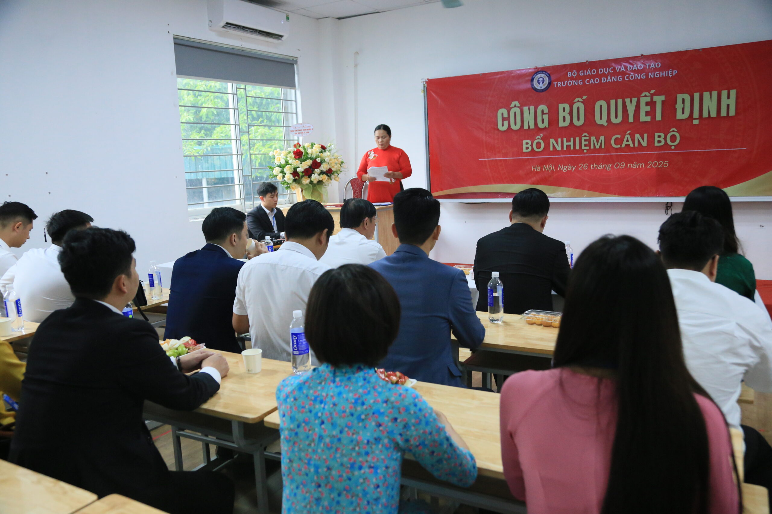 Tập thể cán bộ tham dự lễ công bố quyết định và tập huấn năm 2025-2026