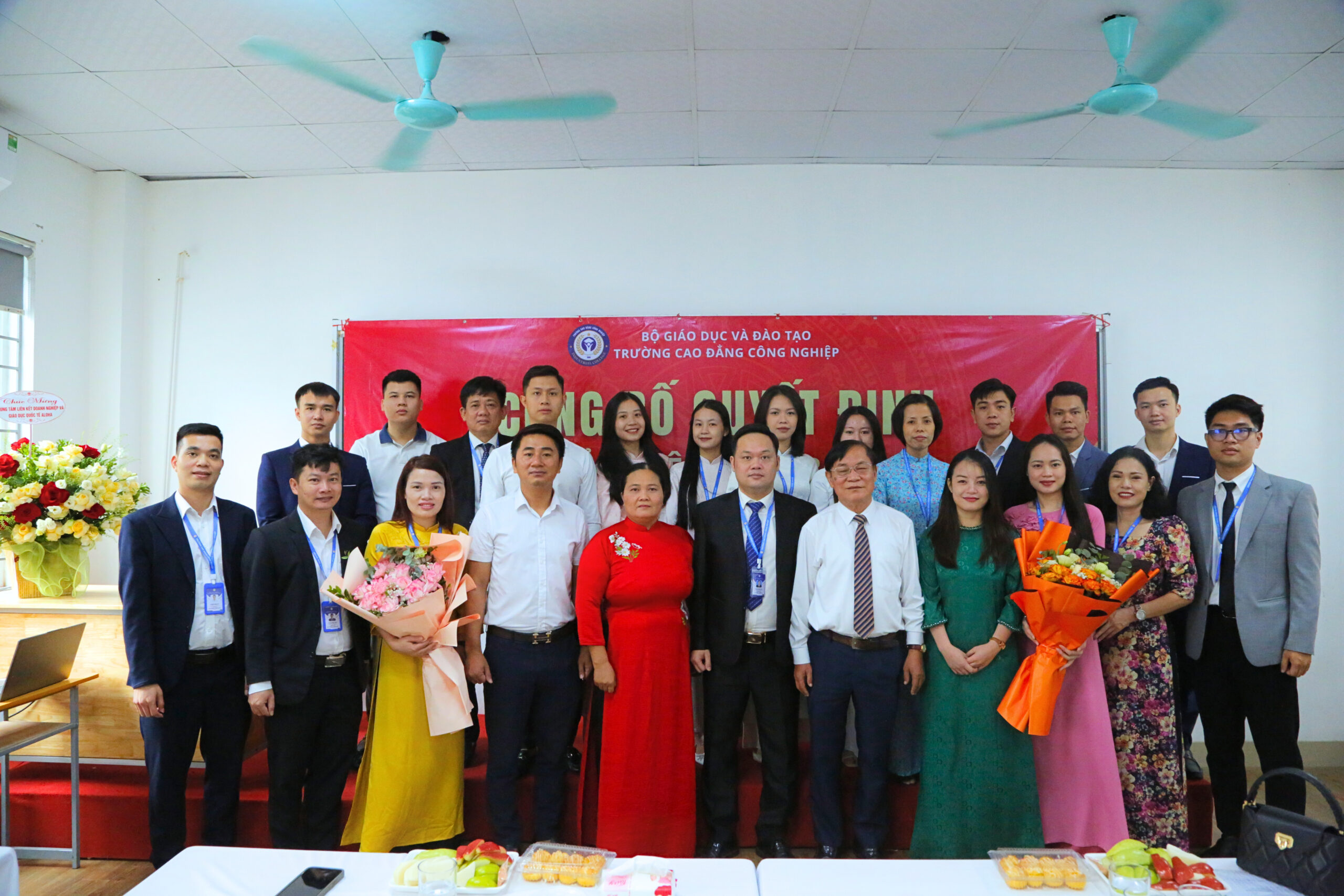 Tập thể cán bộ cấp quản lý trường Cao đẳng Công nghiệp tham dự buổi lễ
